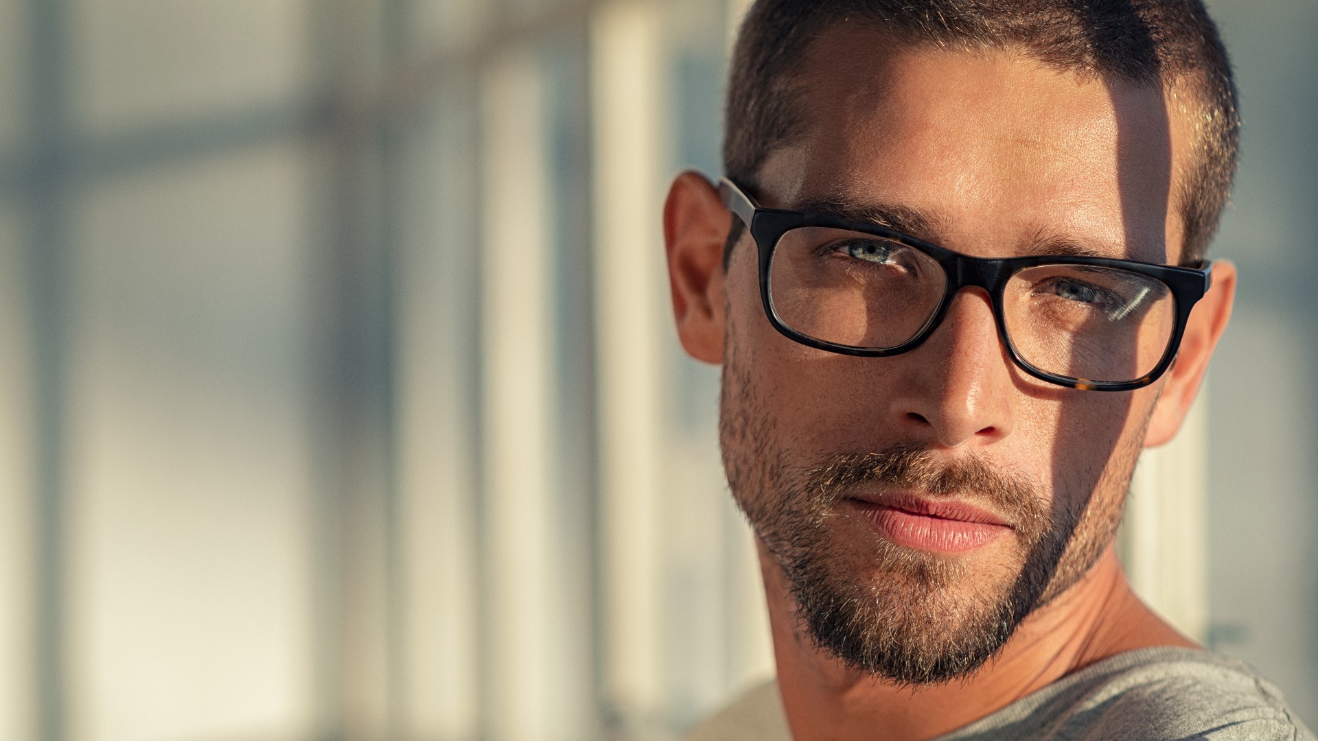Cooler Mann mit Brille
